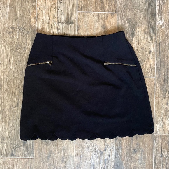 Black scalloped bottom skirt - Picture 1 of 3